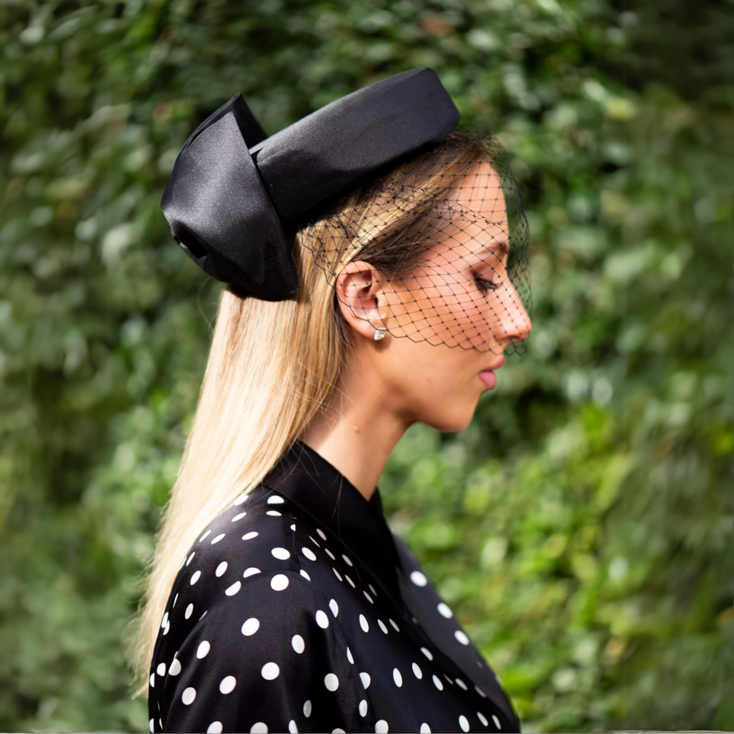 Pillbox with Bow in Black