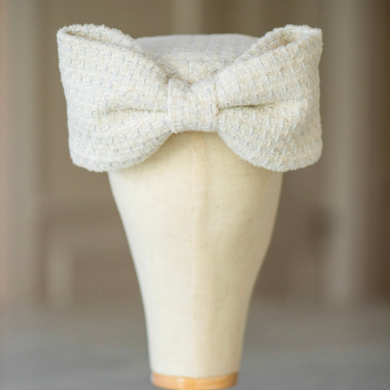 Pillbox in CHANEL tweed with bow in white and silver